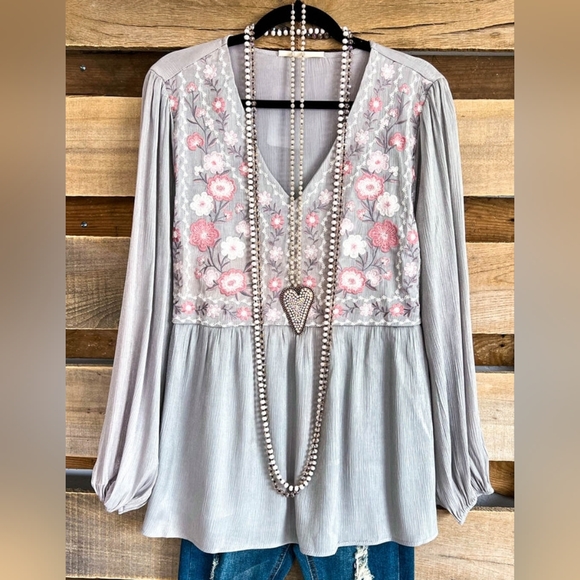 Savanna Jane Floral Embroidered Top in Light Gray/ Pink Size Small - Picture 4 of 13